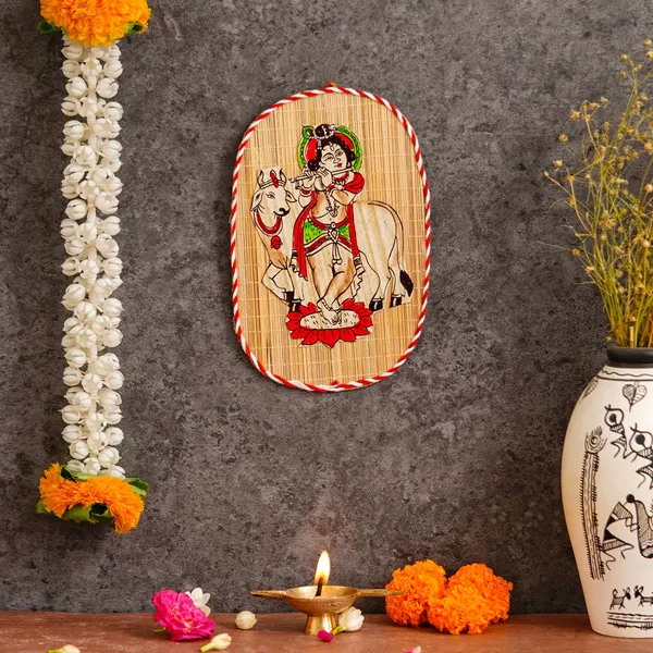 Oval_Shaped_Design_Bamboo_Hand_Crafted_Wall_Hangings_Of_Bal_Gopal_With_Holy_Cow_For_Home_Decor_Bamboo_Art_For_Wall_Decor