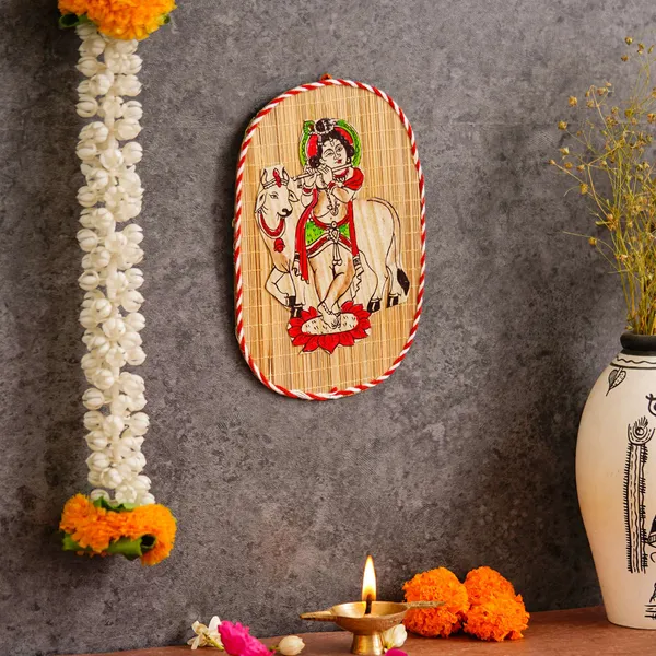 Oval_Shaped_Design_Bamboo_Hand_Crafted_Wall_Hangings_Of_Bal_Gopal_With_Holy_Cow_For_Home_Decor_Bamboo_Art_For_Wall_Decor