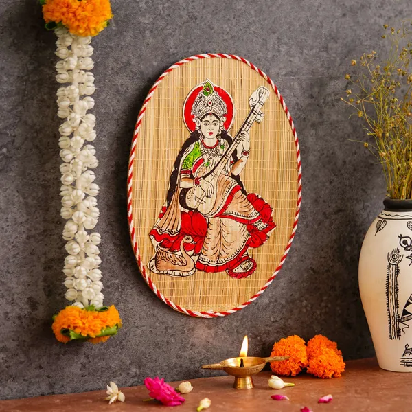 Oval_Shaped_Design_Bamboo_Hand_Crafted_Wall_Hangings_Of_Godess_Sarwasti_Ji_For_Home_Decor