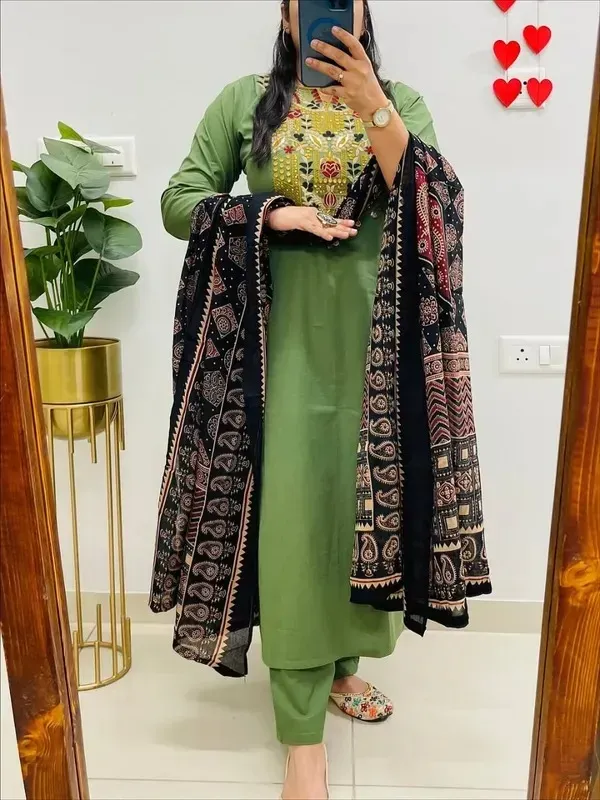 Light_Green_Cotton_Kurta_Pant_Set_With_Floral_Printed_Dupatta_For_Women
