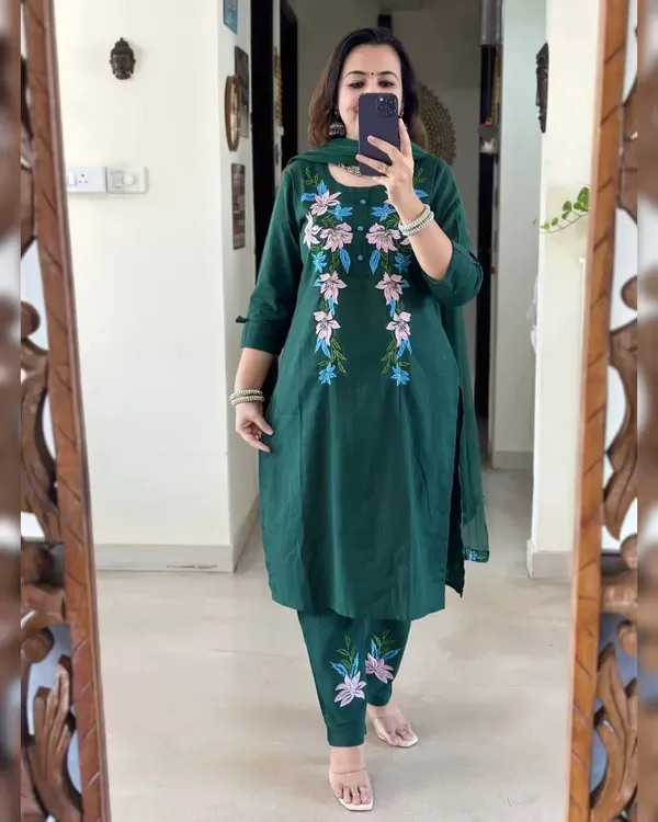 Bottel_Green_Cotton_Slub_Floral_Embroidery_Kurta_Pant_Set_With_Dupatta_For_Women