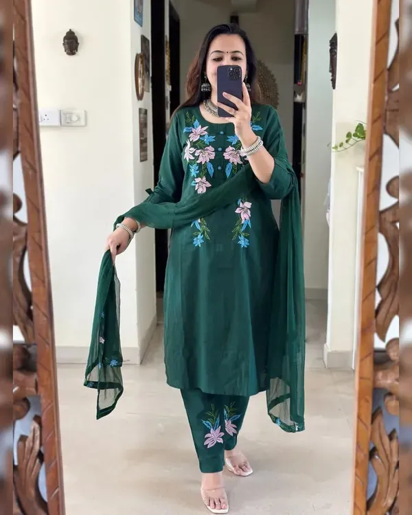 Bottel_Green_Cotton_Slub_Floral_Embroidery_Kurta_Pant_Set_With_Dupatta_For_Women