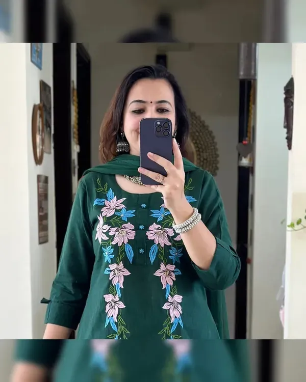 Bottel_Green_Cotton_Slub_Floral_Embroidery_Kurta_Pant_Set_With_Dupatta_For_Women