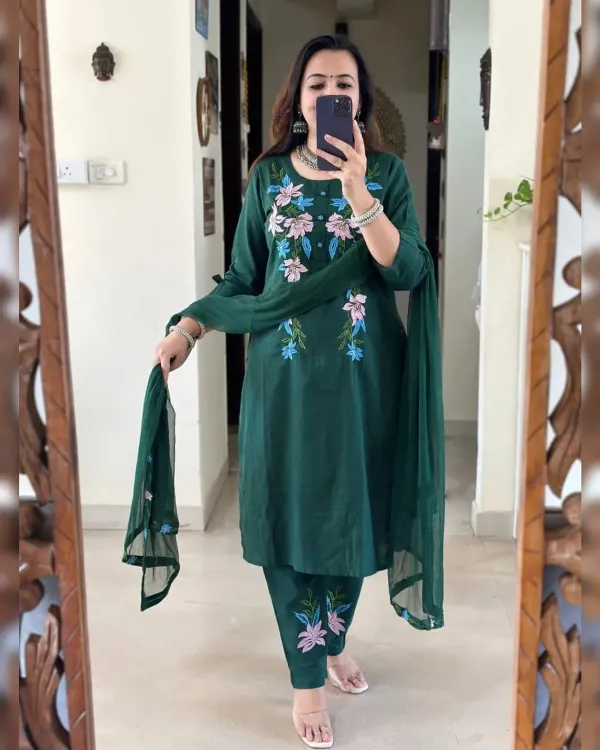 Bottel_Green_Cotton_Slub_Floral_Embroidery_Kurta_Pant_Set_With_Dupatta_For_Women