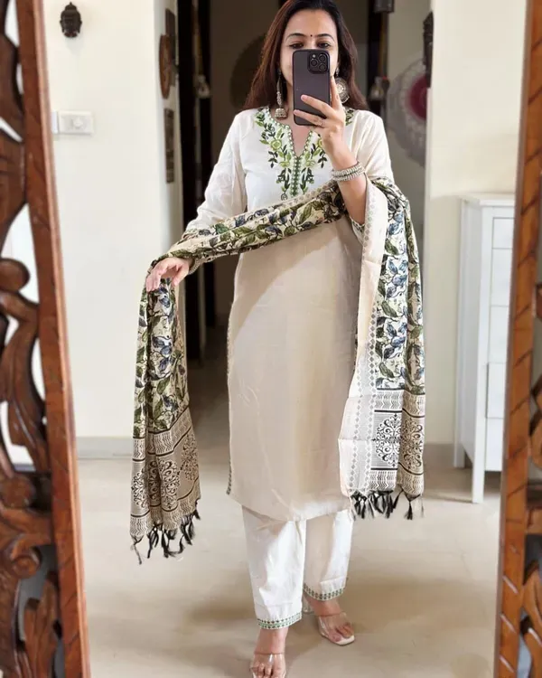 Off_White_Cotton_Flex_Floral_Embroidery_Kurta_Pant_Set_With_Dupatta_For_Women