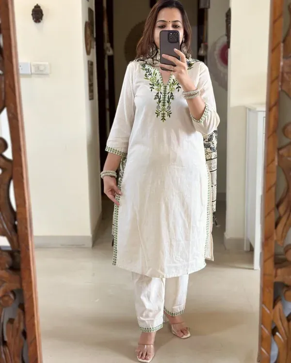 Off_White_Cotton_Flex_Floral_Embroidery_Kurta_Pant_Set_With_Dupatta_For_Women