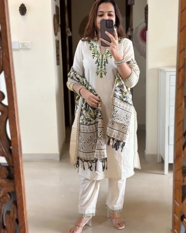Off_White_Cotton_Flex_Floral_Embroidery_Kurta_Pant_Set_With_Dupatta_For_Women