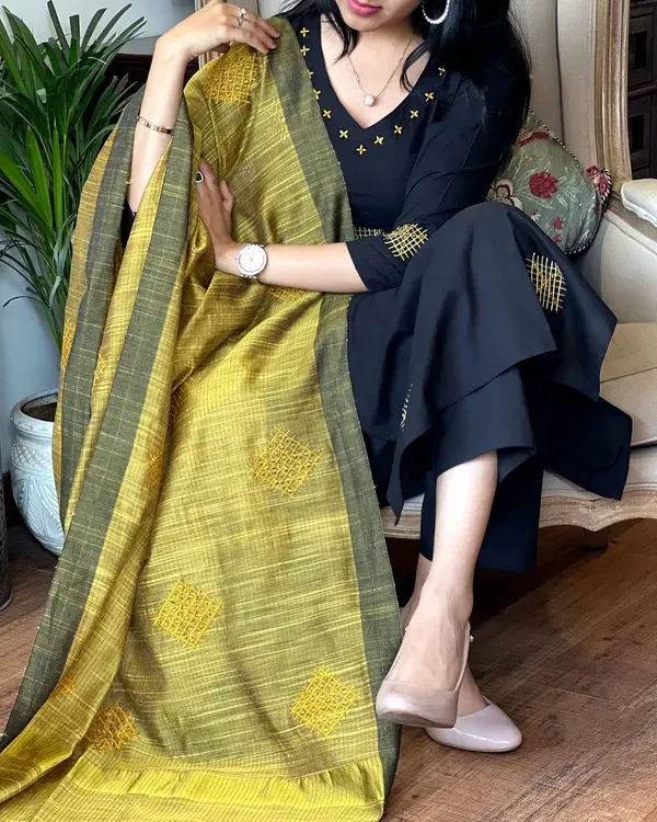 Black_Cotton_Embroidery_Kurta_Pant_Set_With_Linen_woven_Dupatta_For_Women