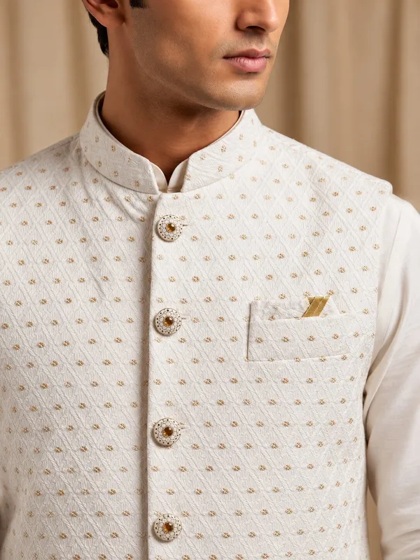 Off_White_Jacquard_Nehru_Bandi_for_Men