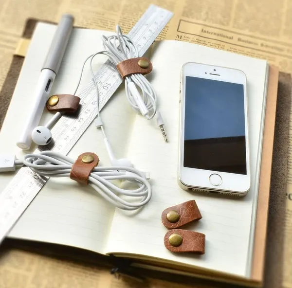 Leather_Earphone_Cable_Holder