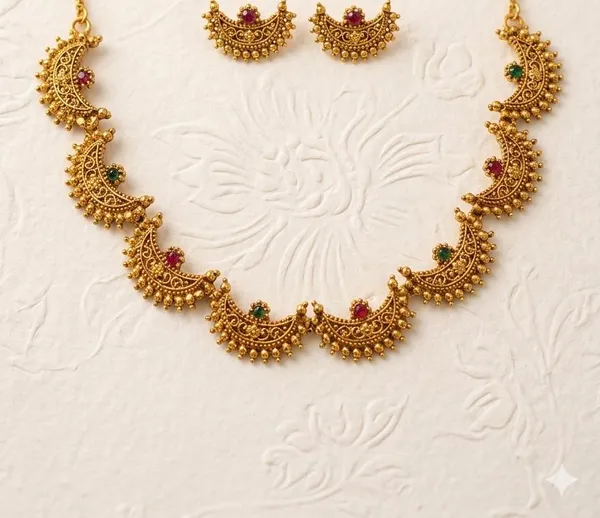 GOLDEN_COLORED_NECKLACE_AND_EARRING_SET