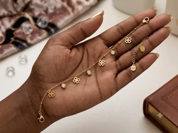 GOLD_BRACELET_WITH_CLOVER_CHARMS