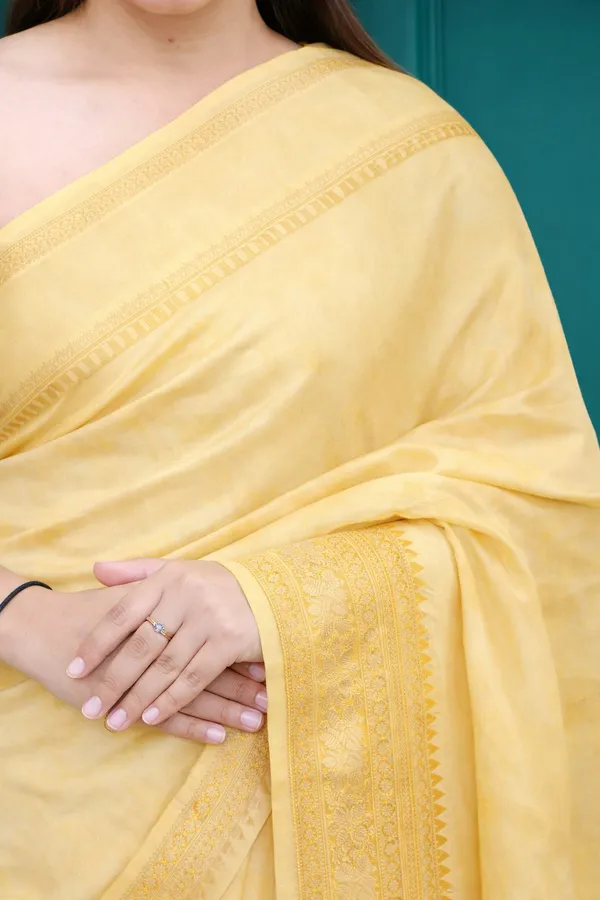 Yellow_Silk_Cotton_Blend_Woven_Traditional_Saree_For_Women