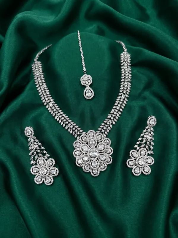 Silver_Brass_Floral_Necklace_Set_For_Women