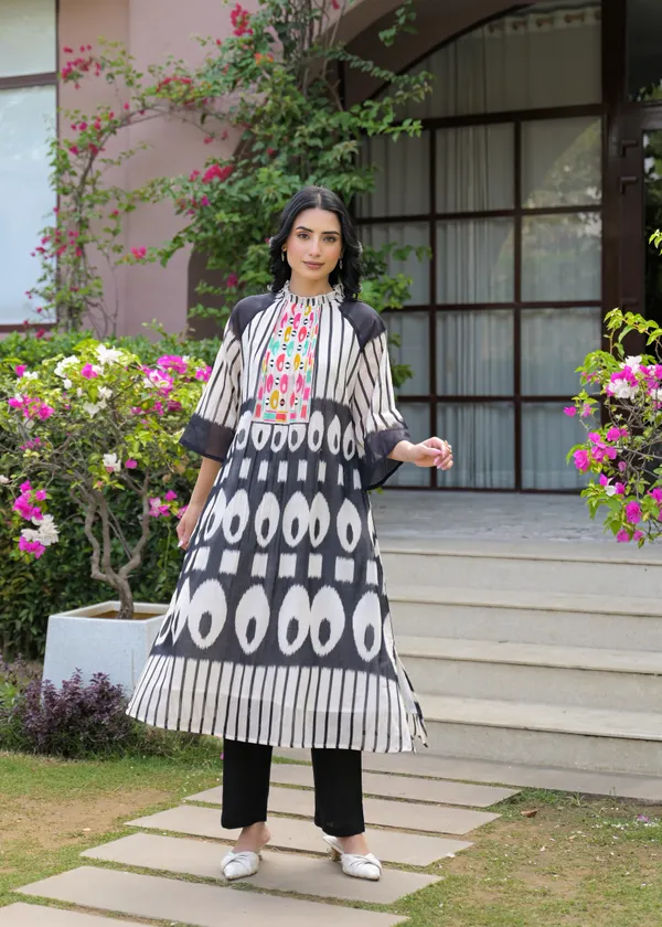 Black_White_Cotton_A-Line_Printed_Kurta_For_Women