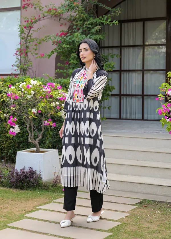 Black_White_Cotton_A-Line_Printed_Kurta_For_Women