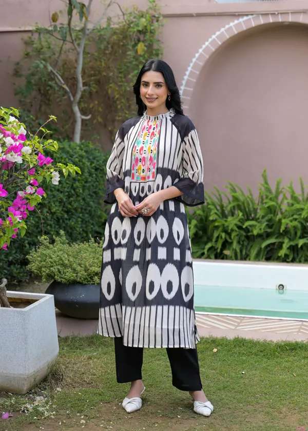 Black_White_Cotton_A-Line_Printed_Kurta_For_Women