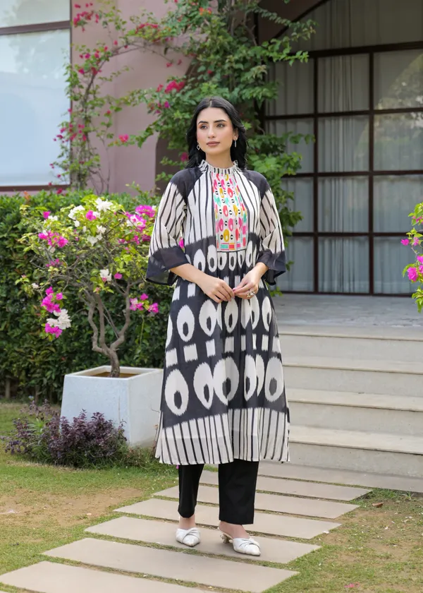 Black_White_Cotton_A-Line_Printed_Kurta_For_Women