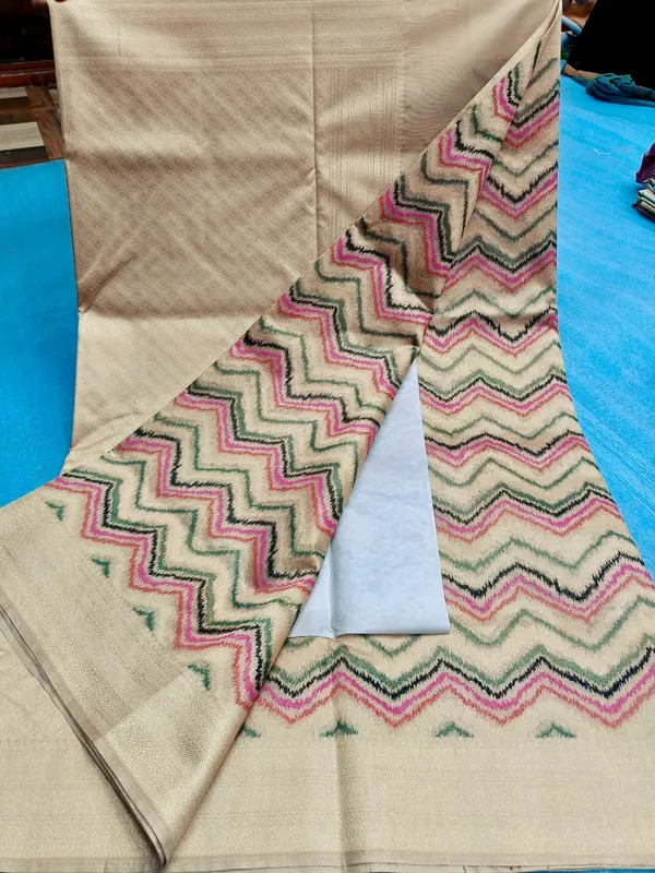 Beige_Katan_Silk_Chevron_Zigzag_Woven_Banarasi_Saree_For_Women