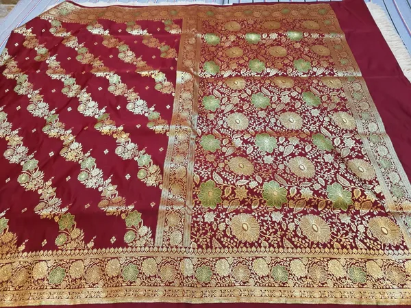 Maroon_Mashru_Silk_Zari_Floral_Woven_Banarasi_Saree_For_Women