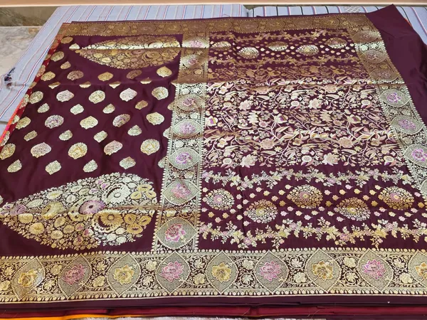 Maroon_Mashru_Silk_Zari_Woven_Floral_Banarasi_Saree_For_Women