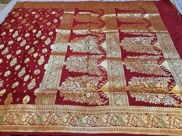 Maroon_Mashru_Silk_Zari_Woven_Banarasi_Saree_For_Women