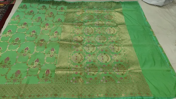 Green_Katan_Silk_Gold_Zari_Floral_Woven_Banarasi_Saree_For_Women