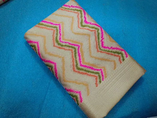 Beige_Katan_Silk_Chevron_Zari_Border_Banarasi_Saree_For_Women