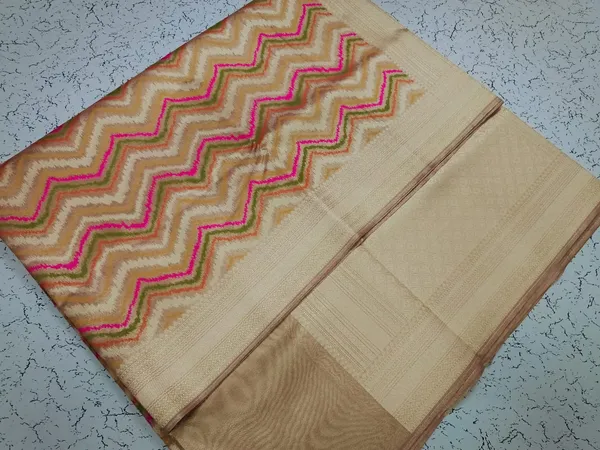 Beige_Katan_Silk_Chevron_Zari_Border_Banarasi_Saree_For_Women
