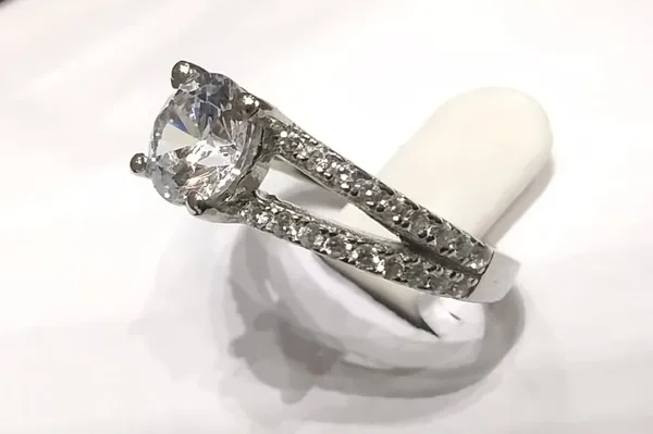 Silver_Solitaire_Style_Stone_Shoulder_Ring_For_Women