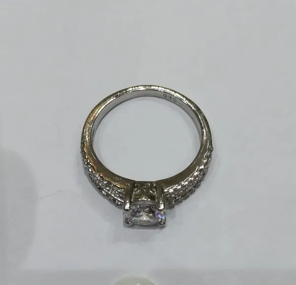 Silver_Solitaire_Style_Stone_Shoulder_Ring_For_Women