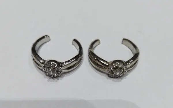 Silver_Floral_Stone_Open_Band_Toe_Rings_For_Women