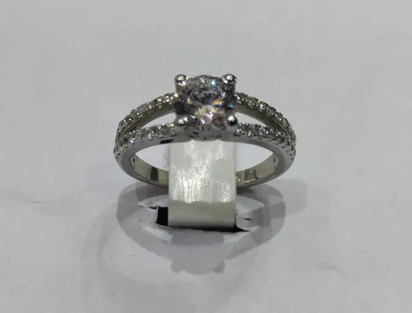 Silver_Solitaire_Style_Stone_Shoulder_Ring_For_Women