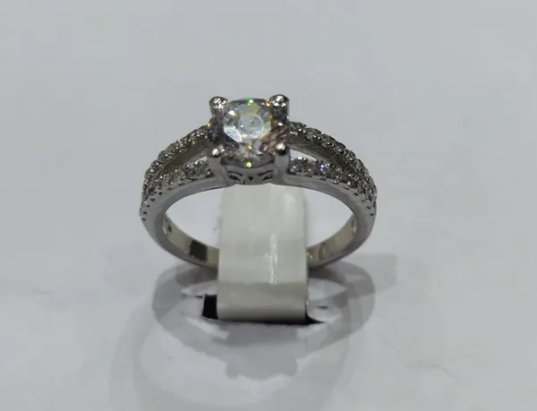 Silver_Solitaire_Style_Stone_Shoulder_Ring_For_Women