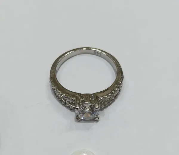 Silver_Solitaire_Style_Stone_Shoulder_Ring_For_Women
