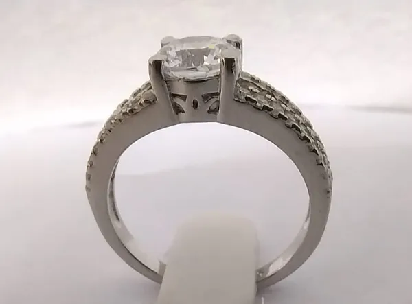 Silver_Solitaire_Style_Stone_Shoulder_Ring_For_Women