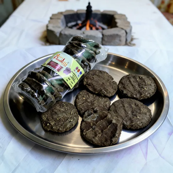 Pack_Of_4_Pure_Cow_Dung_Cakes_For_Havan_Puja