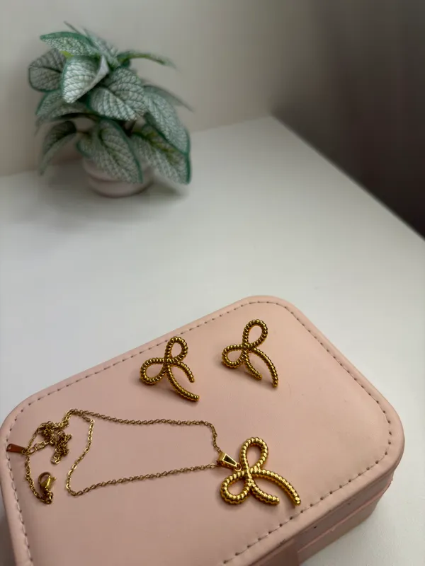 Heart_Stud_Earrings_And_Pendant_Set_For_Women