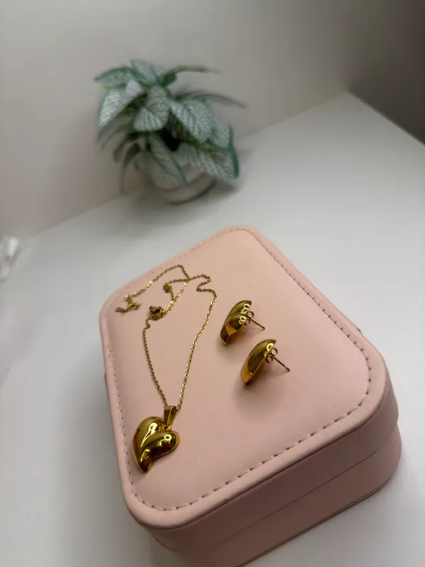 Green_Heart_Stud_Earrings_And_Pendant_Set_For_Women