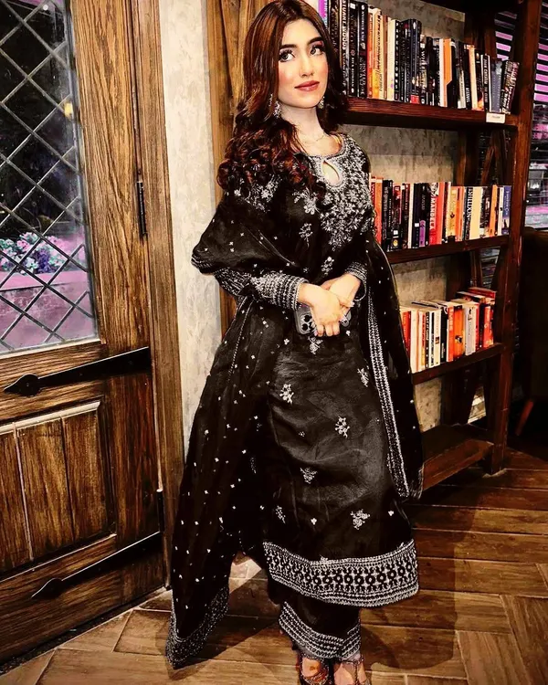 Black_Organza_Silk_Straight_Fit_Salwar_Suit_For_Women
