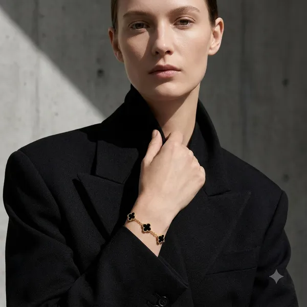 Gold_Black_Clover_Chain_Bracelet_for_Women