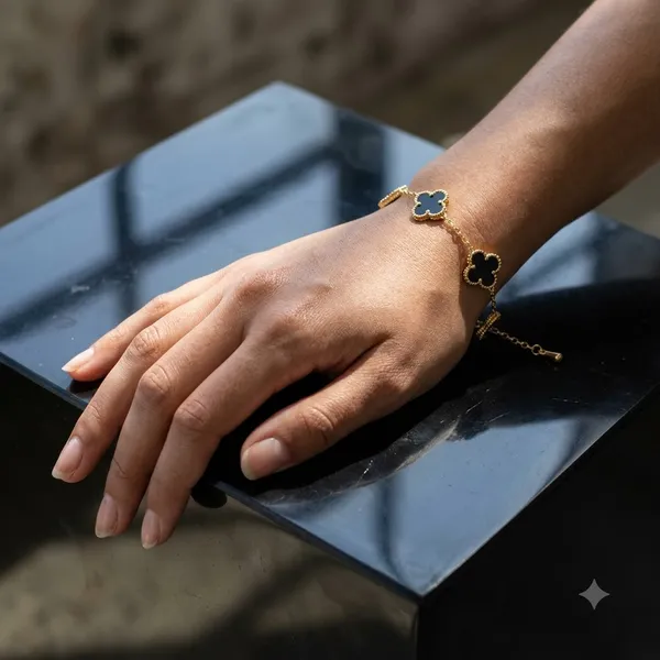 Gold_Black_Clover_Chain_Bracelet_for_Women