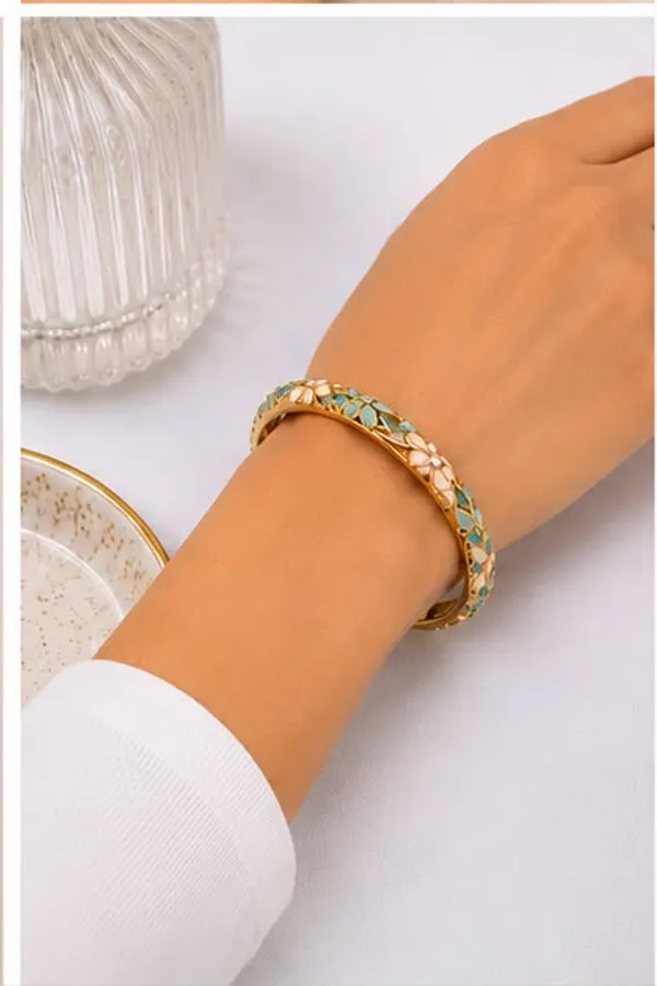 Golden_Stainless_Steel_Gold_Plated_18_Carat_Bangle_For_Women