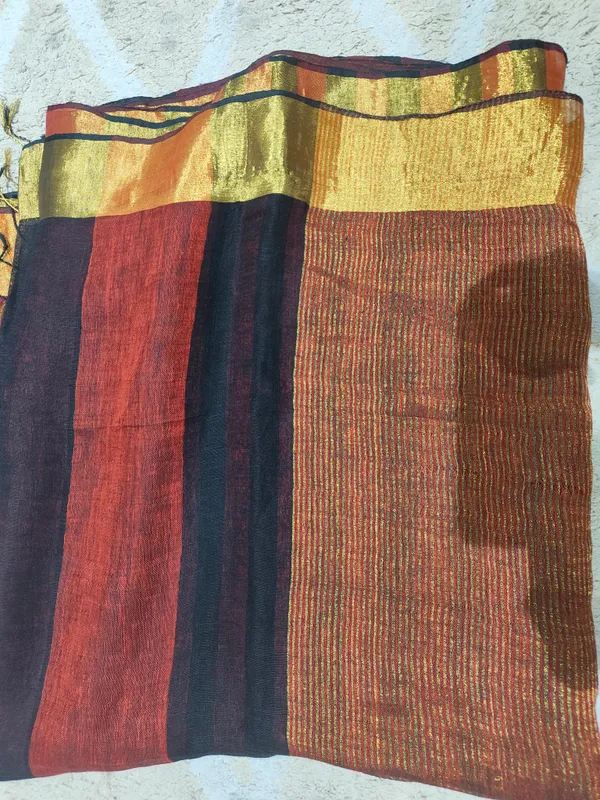 Red_and_Golden__Linen_Stripes_Saree