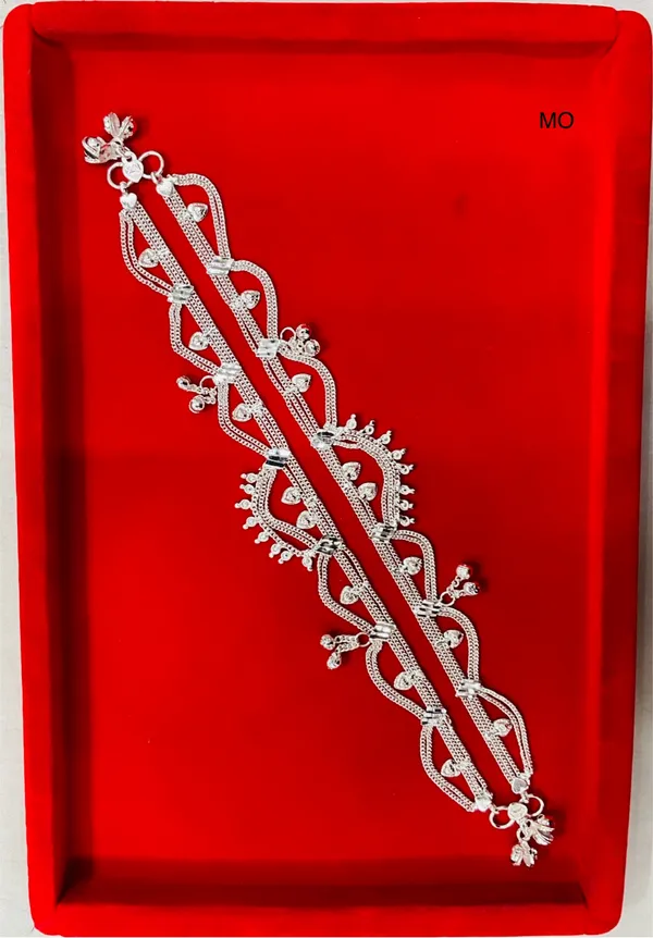 Silver_Tone_Floral_Motif_Linked_Anklet_For_Women