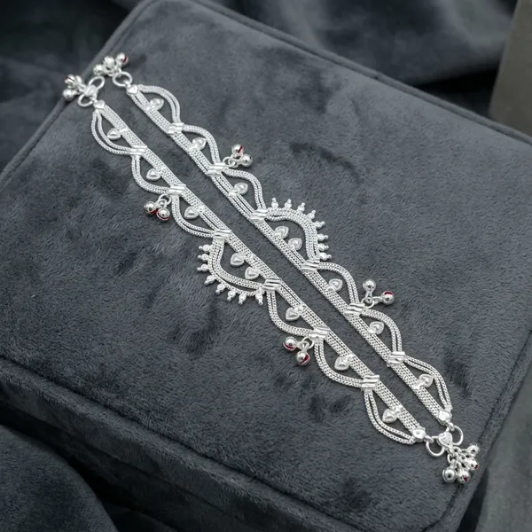 Silver_Tone_Floral_Motif_Linked_Anklet_For_Women