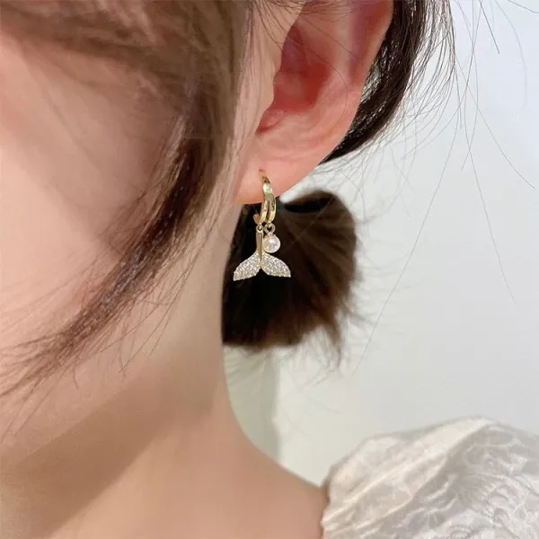 Style_elegant_gold_earrings_displayed_on_soft_white_satin_fabric