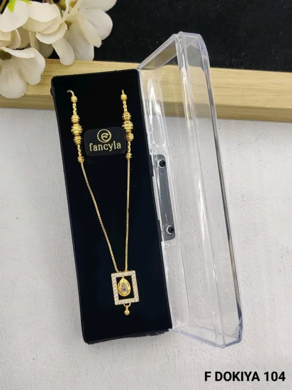 18kt_Gold_Plated_Geometric_Pendant_Necklace_For_Women_|_Anti_Tarnish