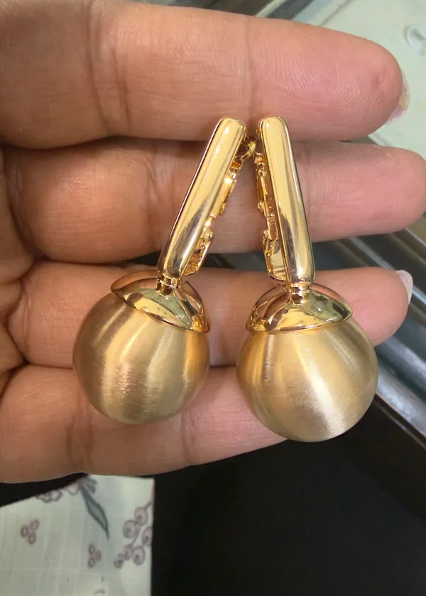 Matt_gold_oversize_ball_square_Bali