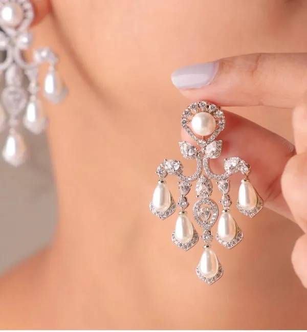 Pearl_Chandeliers_,_super_light_weight